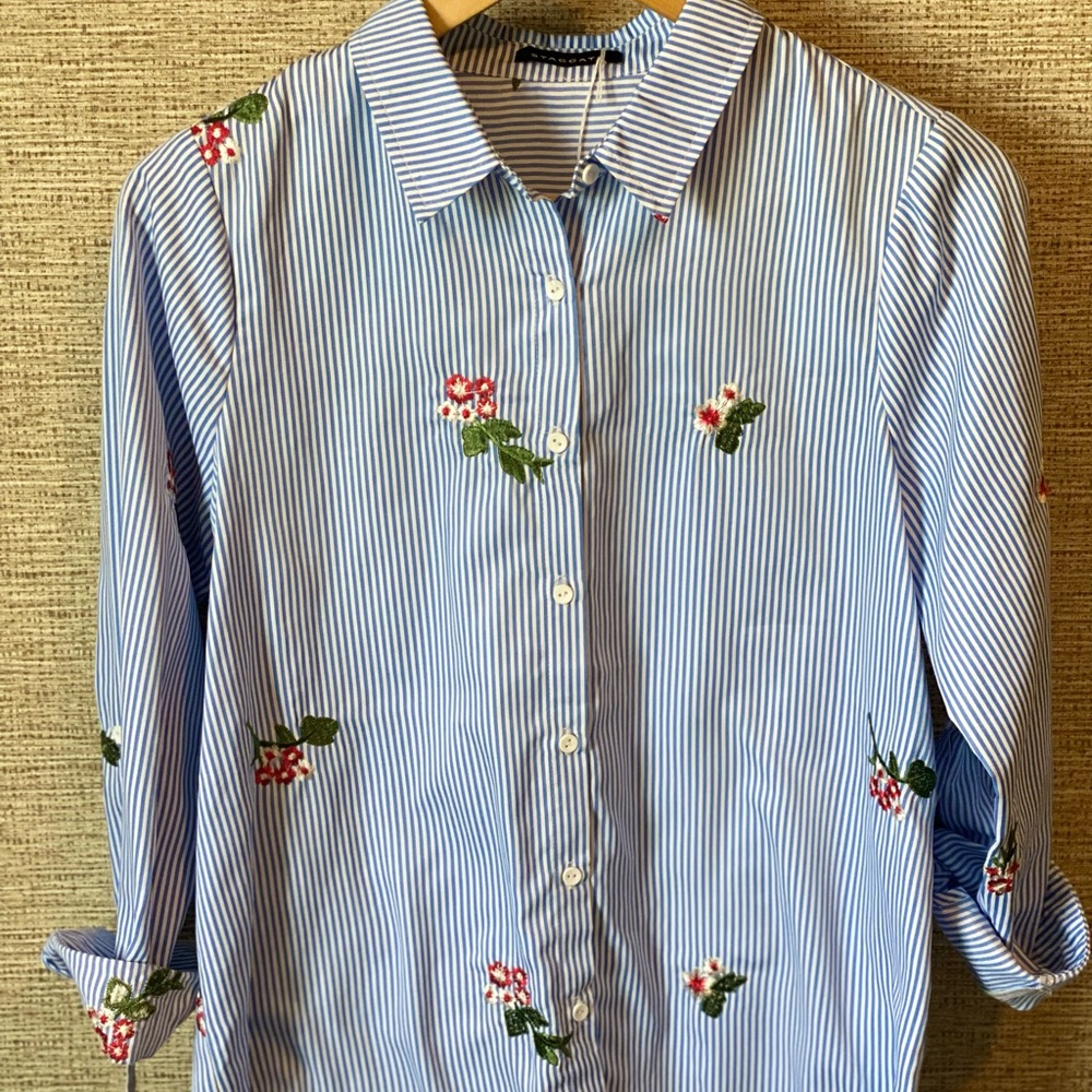 Blue/ white with flower in bordered button down